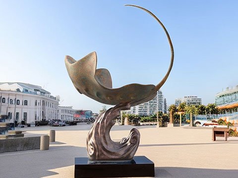 bronze stingray sculpture (1)
